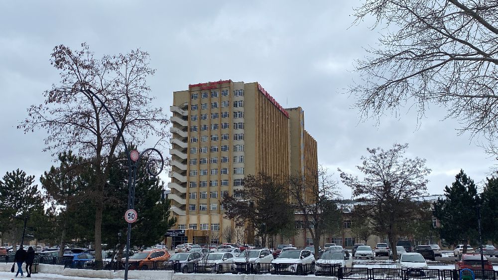 Sivas Cumhuriyet Üniversitesi Hastanesinde intihar girişimi; ağır yaralandı