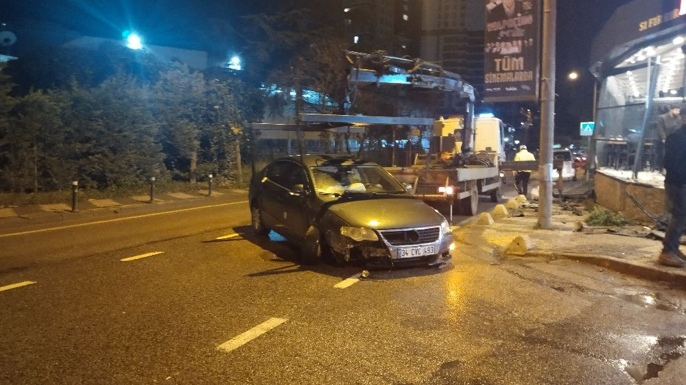 Maltepe'de feci kaza: Otomobil restorana girdi, sürücü yaralandı