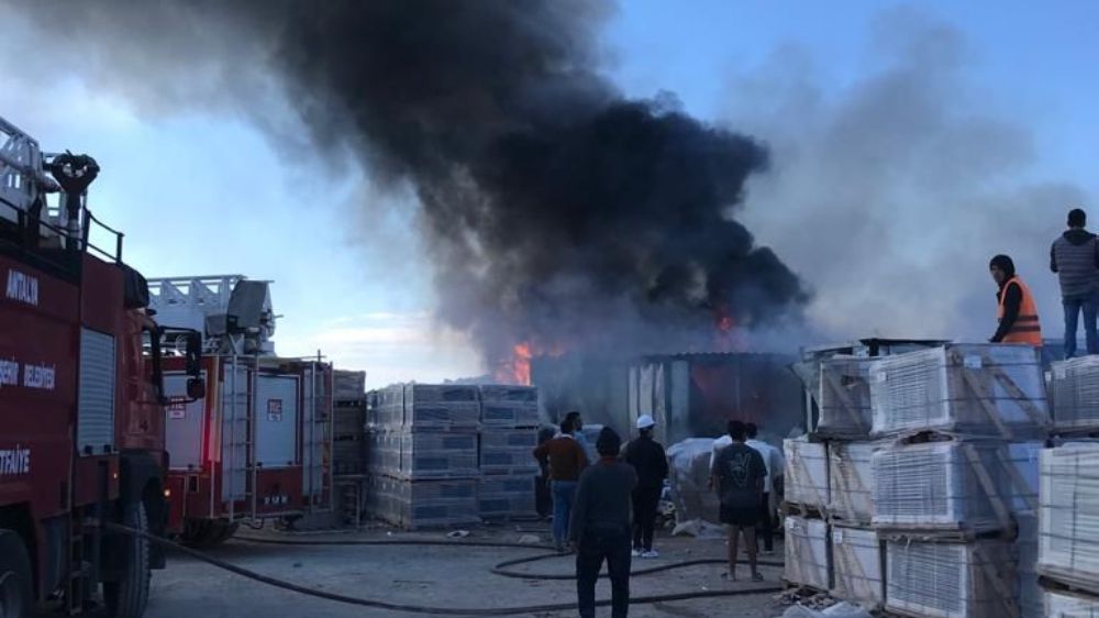  Antalya’da işçilerin kaldığı konteynerlerde yangın çıktı 10 konteyner küle döndü