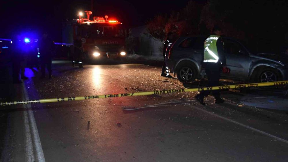 Antalya’da cip ile otomobil çarpıştı 2 ölü, 3 yaralı