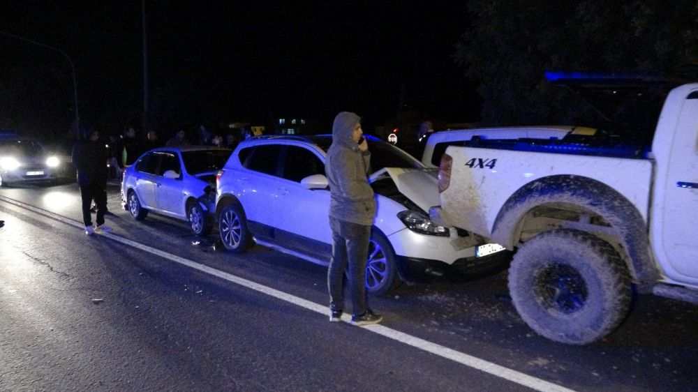 Antalya'da 7 Araçlı Kaza! Sürücü Kazadan Kaçtı, Plaka ve Amblem Olay Yerinde Kalakaldı!