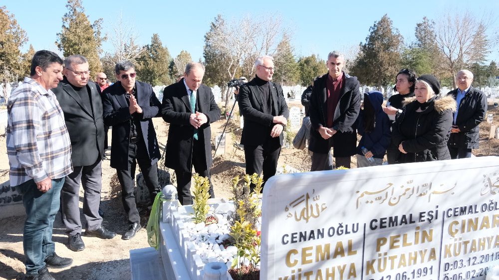 Asrın Felaketinde hayatını kaybeden Hentbolcu ve ailesi mezarları başında anıldı