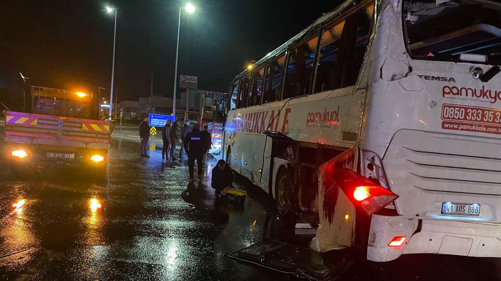 Yolcu otobüsü hızını alamayınca devrildi