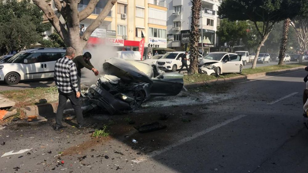 Antalya'da iki araç ağaçlara çarparak durabildi