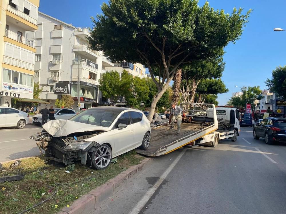 Antalya'da iki araç ağaçlara çarparak durabildi