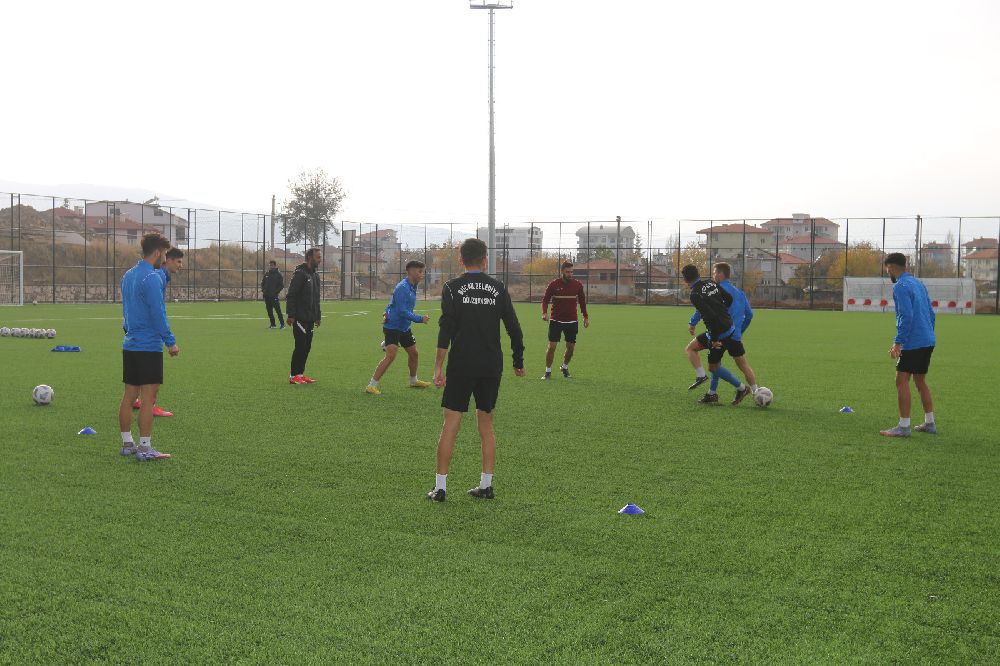 Bucak'ta FİFA standartlarında futbol sahasında ilk antrenman