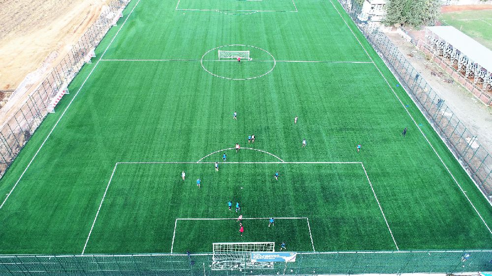 Bucak'ta FİFA standartlarında futbol sahasında ilk antrenman