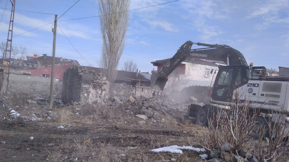 Kars'ta metruk binalar bir bir yıkılıyor