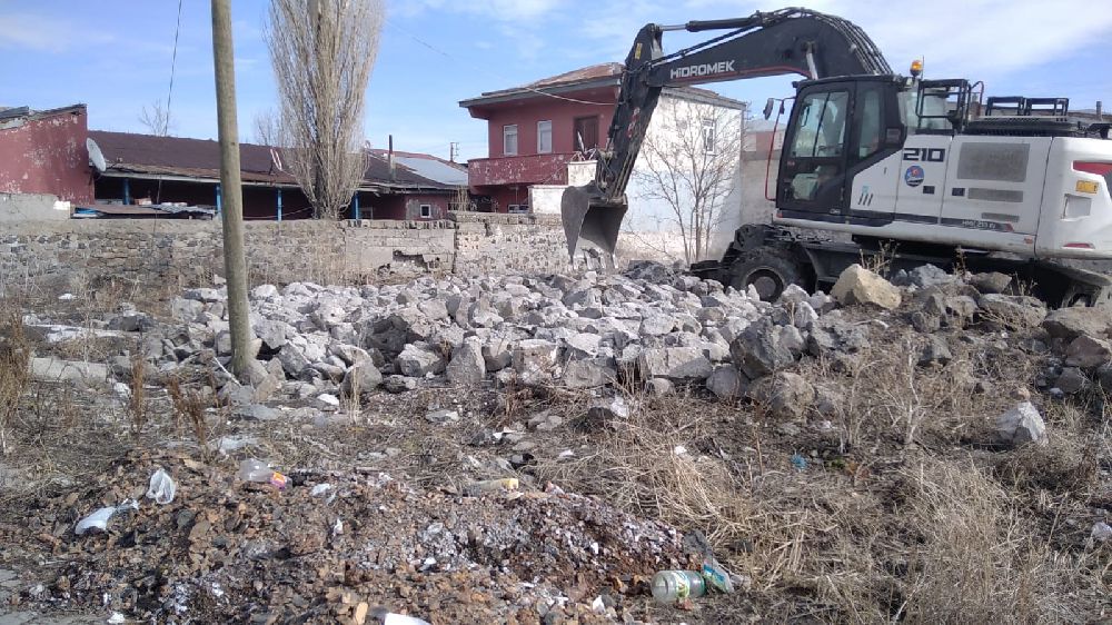 Kars'ta metruk binalar bir bir yıkılıyor