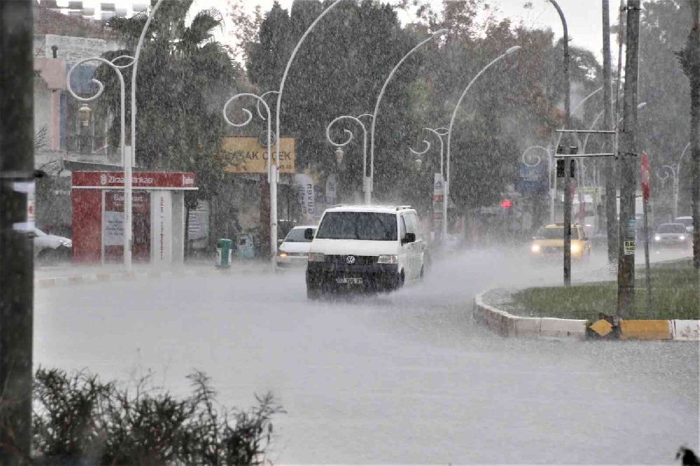 Antalya’yı sağanak yağış felç etti