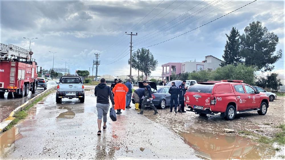 Antalya’da sağanak yağış araçlar yollarda kaldı