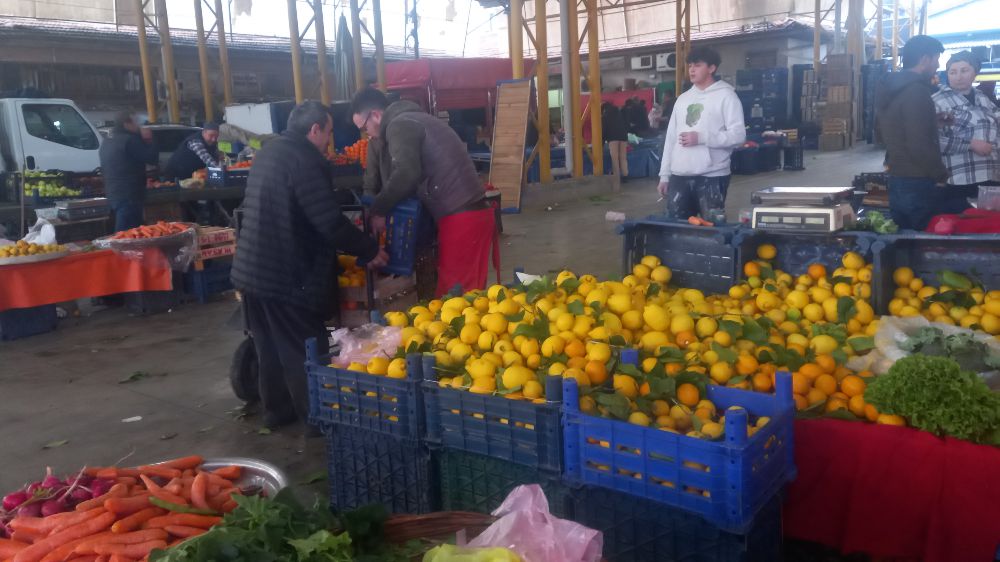 Yardım sever adam pazardan topladıklarını ihtiyaç sahiplerine ulaştırıyor