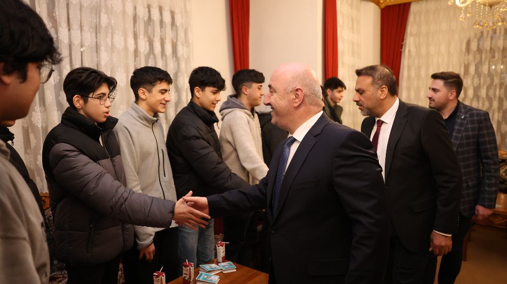 Başkan Bıyık gençlerle bir araya geldi