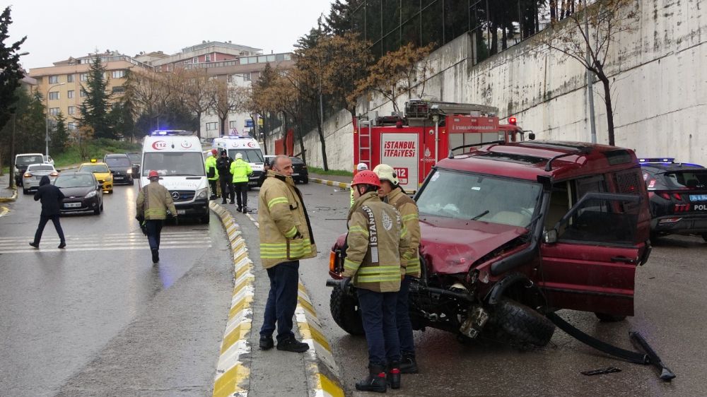 Kartal'da kaza; Araç içerisinde sıkışan sürücü hayatını kaybetti