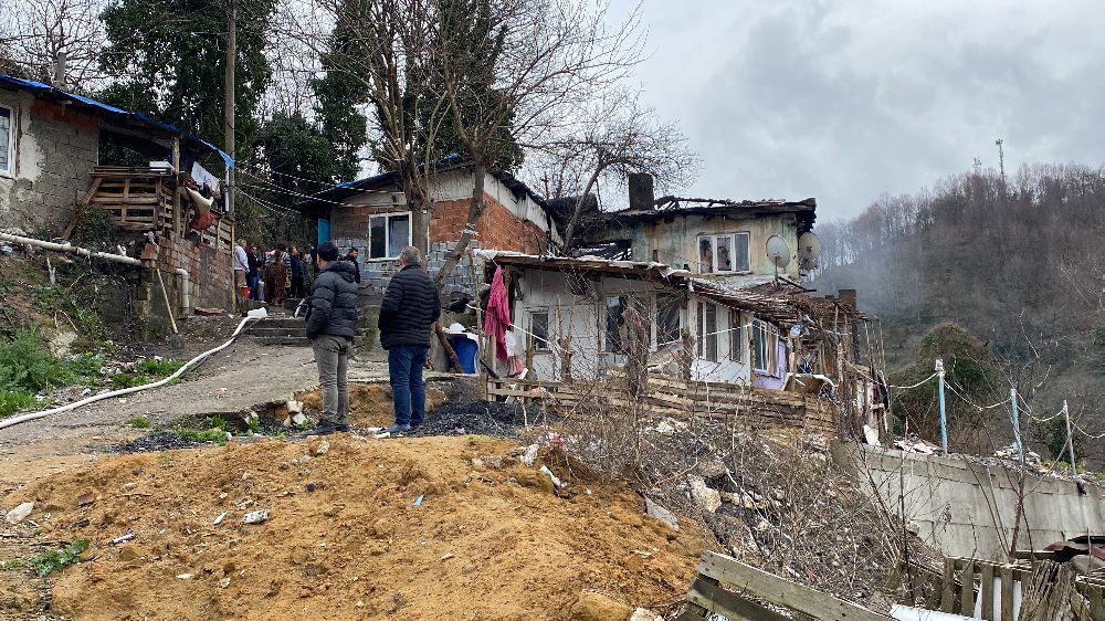 Zonguldak’ta  çıkan yangın 2 evi küle  çevirdi | Haberler 