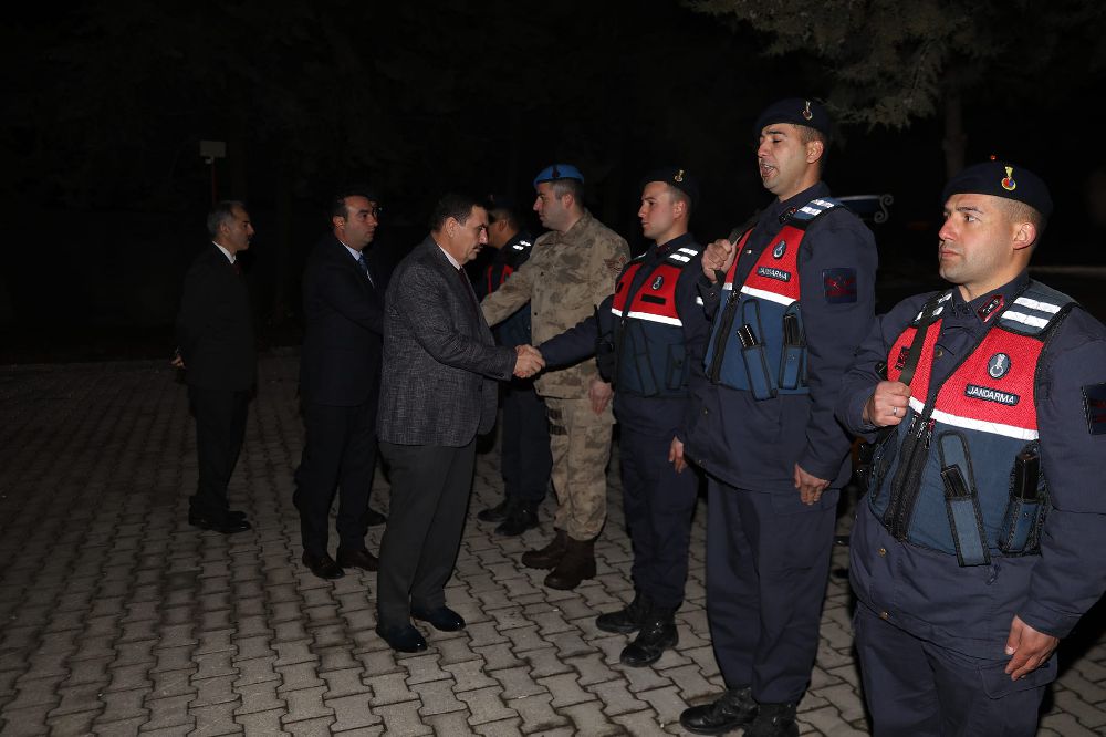 Yılbaşı tedbirlerini yerinde denetleyen Vali Arslantaş, görev başındaki personelin yeni yılını kutladı