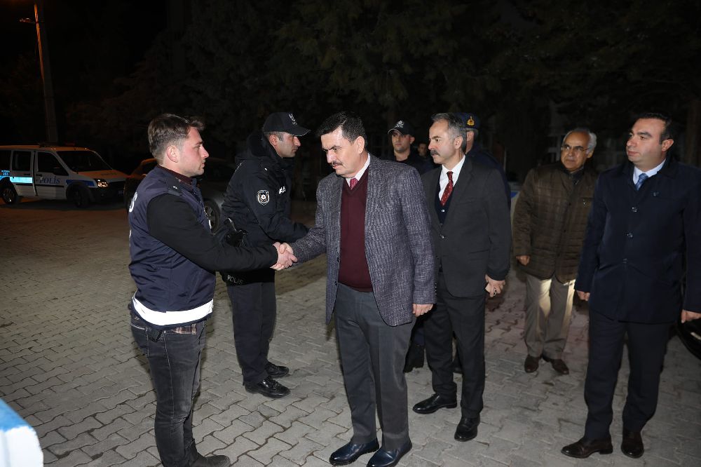 Yılbaşı tedbirlerini yerinde denetleyen Vali Arslantaş, görev başındaki personelin yeni yılını kutladı