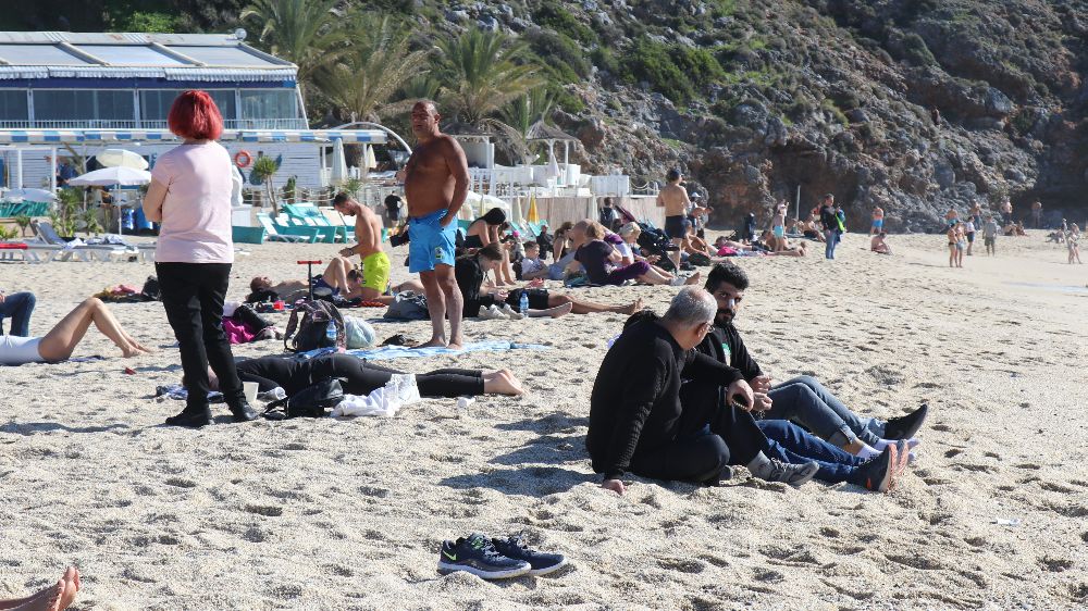Alanya'da Ocak ayının güneşli havasında deniz keyfi yaşadılar