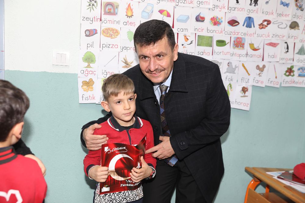 Vali Ali Arslantaş, USO İlkokulu öğrencilerinin karne mutluluklarına ortak oldu
