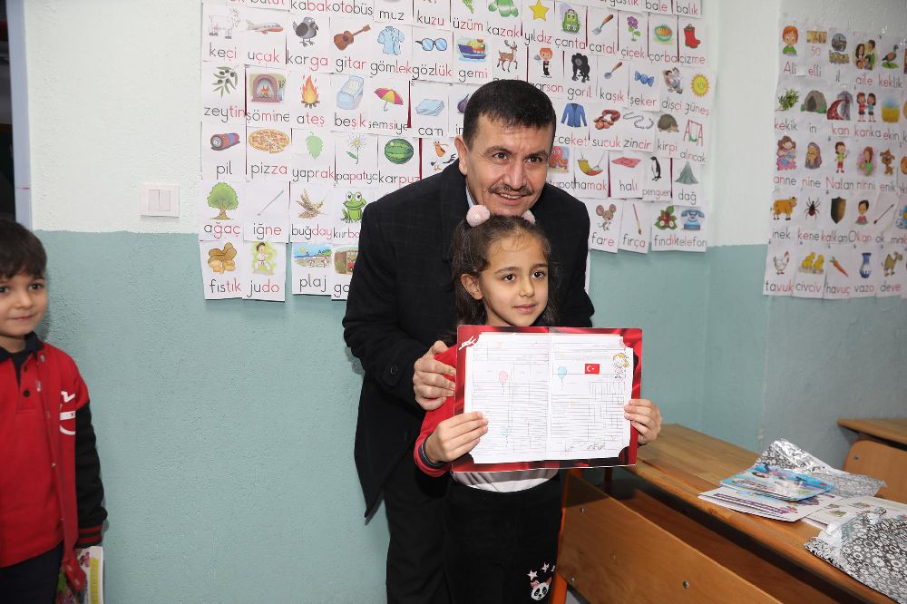 Vali Ali Arslantaş, USO İlkokulu öğrencilerinin karne mutluluklarına ortak oldu