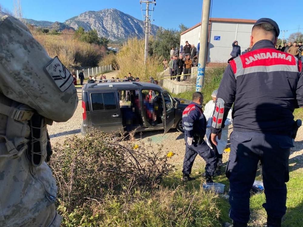 Antalya'da 3 kişiyi öldürdüğü iddia edilen zanlı, zırhlı araçla adliyeye getirildi