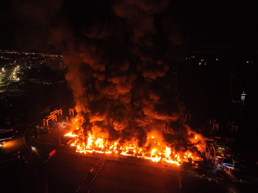 İskenderun Limanı'ndaki yangına helikopter ile müdahale ediliyor