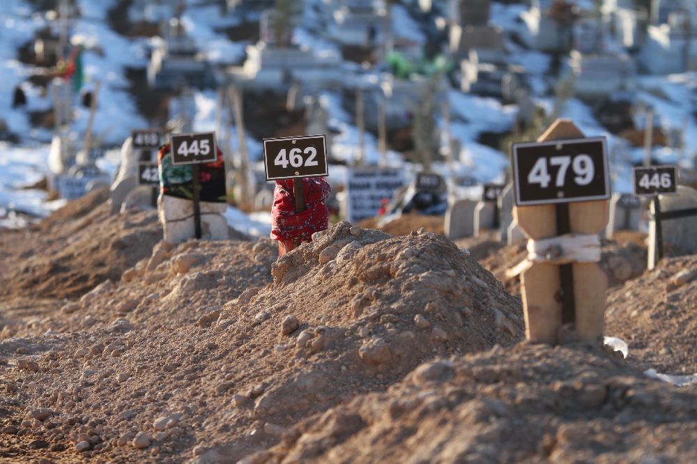 Malatya'da mezar taşlarına son giydikleri asılıyor