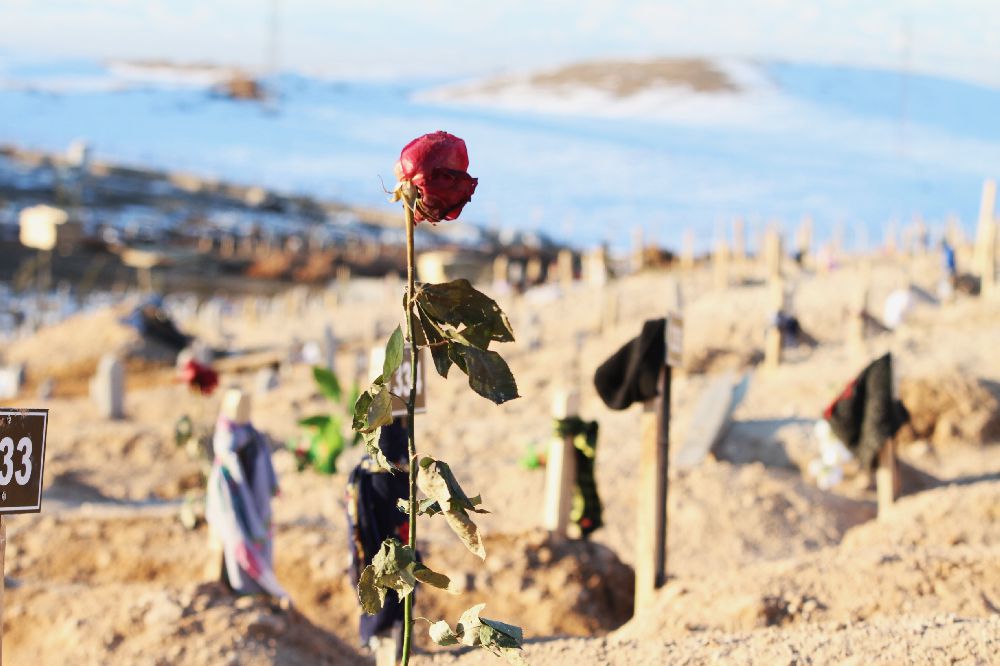 Malatya'da mezar taşlarına son giydikleri asılıyor