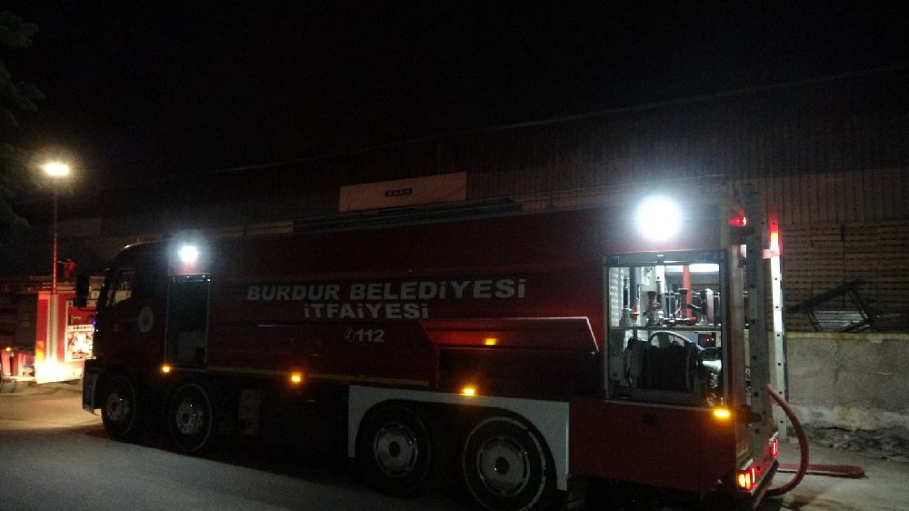 Burdur'da tarım makinesi üreten fabrikada yangın
