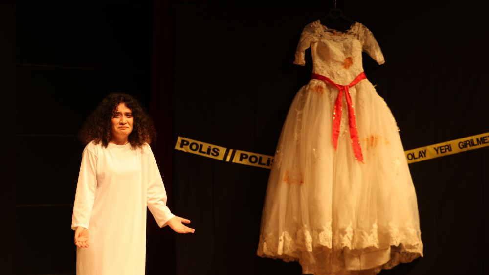 Maydanoz Sapları Tiyatrosu "Ölüm Kadın Meselesi" ile Taşova'da -Haberler