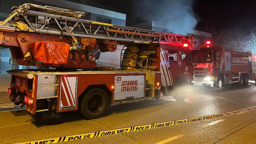 Beylikdüzü'nde Zincir Market Deposunda Yangın! Alev Alev Yanan Deponun Görüntüleri Ortaya Çıktı - Haberler 