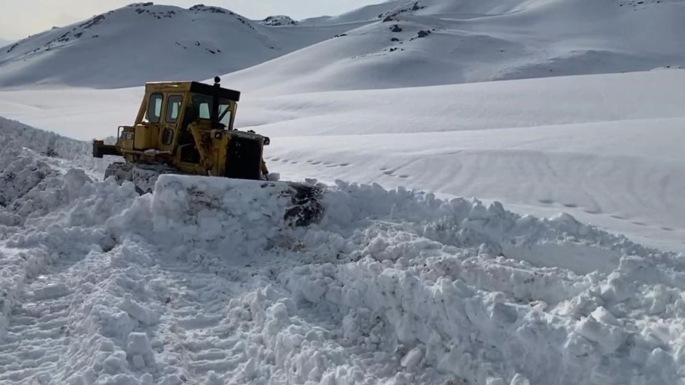 Şırnak'ta Kar Mücadelesi: Ekipler 4 Ailenin Yolunu Açmaya Çalışıyor- Haberler 