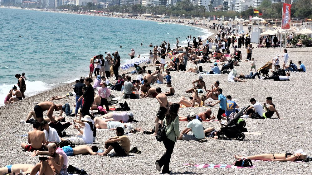 Antalya'da dünyaca ünlü sahilde bayram yoğunluğu yaz aylarını aratmadı