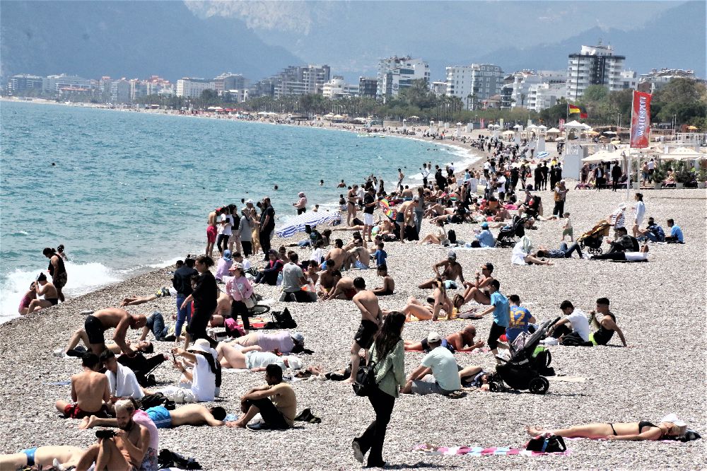 Hava sıcaklığı 19 derece ölçüldü, turistler soluğu denizde aldı