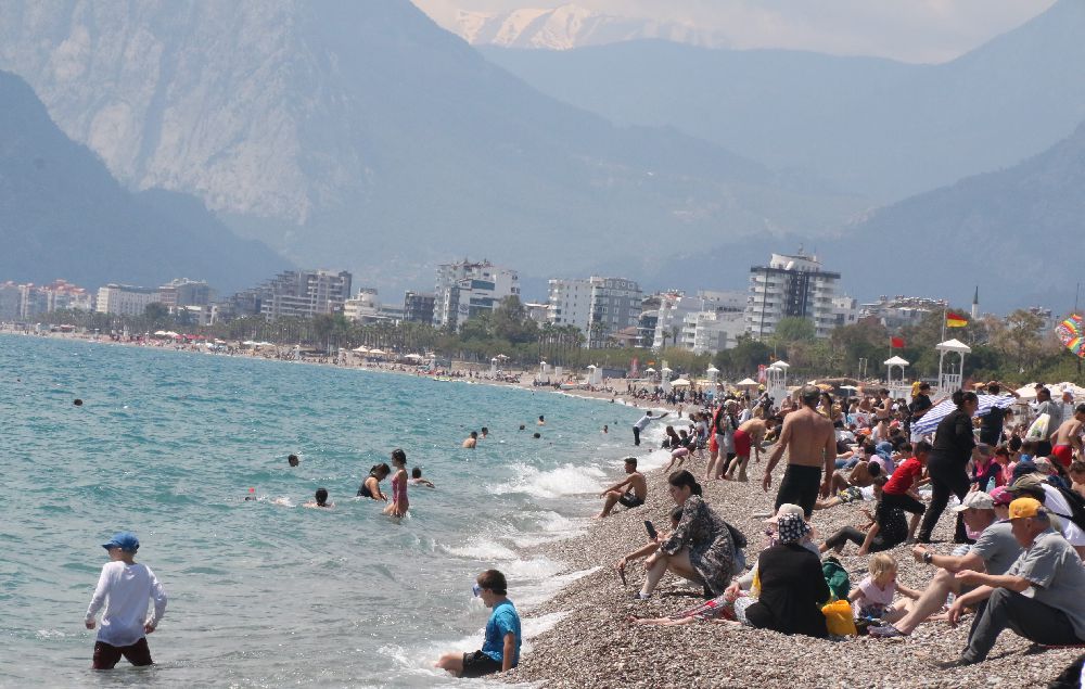 Hava sıcaklığı 19 derece ölçüldü, turistler soluğu denizde aldı
