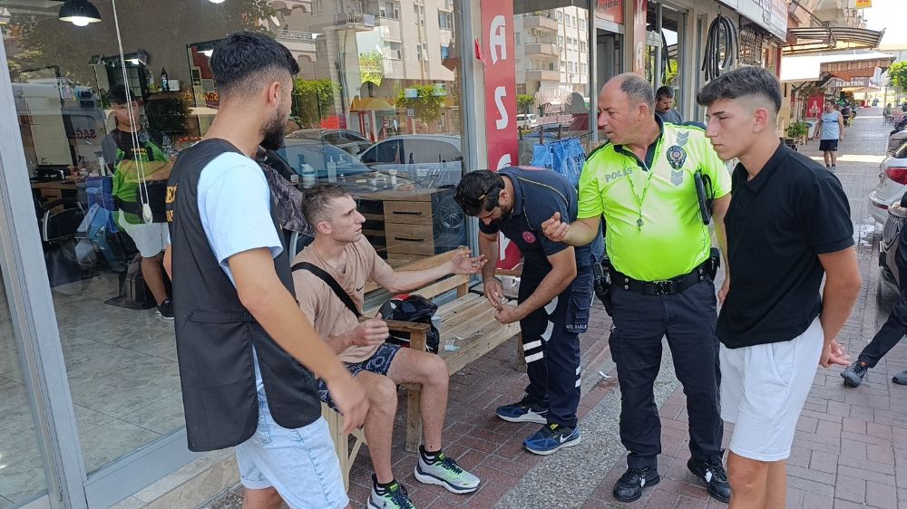 Annesinin elini bırakıp yola fırlayan küçük çocuğa motosiklet çarptı