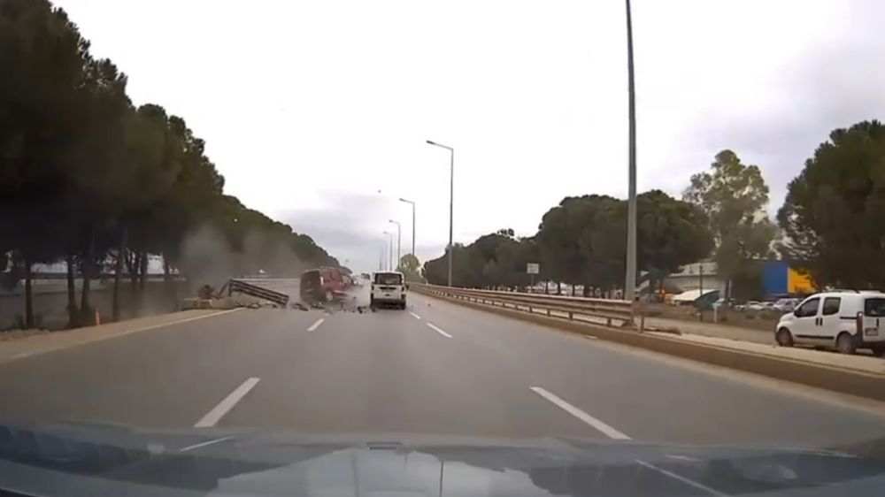 Antalya'da Yoldan Çıkan Araç Hurdaya Döndü! Sürücü Hayatını Kaybetti!