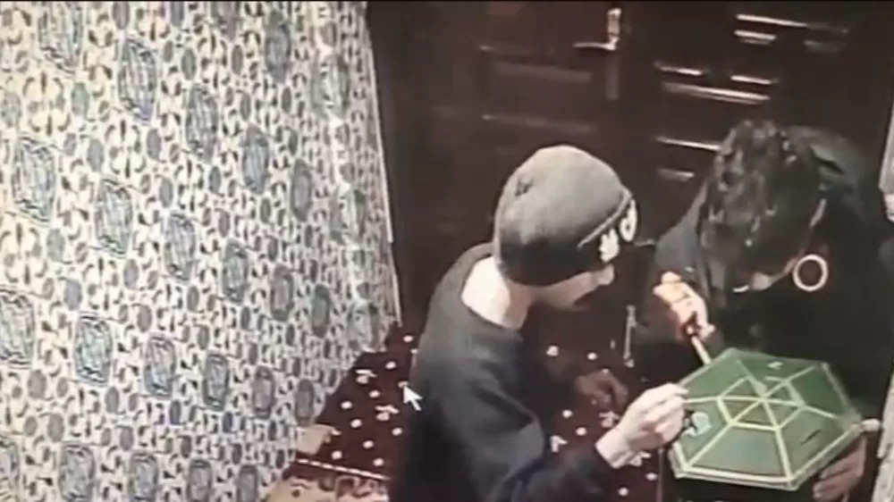 Burdur'da camideki bağış kutusunu açamayan acemi hırsızlık şüphelileri kamerada