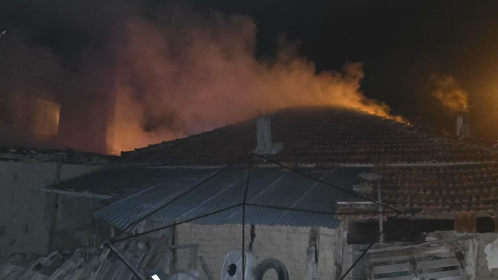 Burdur'da odunlukta başlayan yangın eve sıçradı