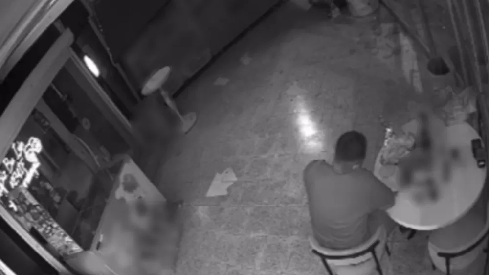 Camını kırıp girdiği markette çilingir sofrasını kurup 1 saat alem yaptı