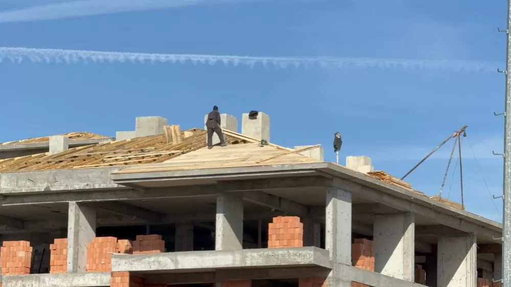 Çatıda tedbirsiz çalışan işçiler yürekleri ağza getirdi: O anlar kameraya yansıdı