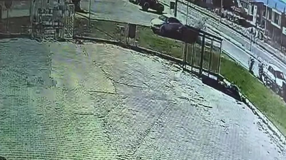 Duvara çarpan ehliyetsiz sürücünün planını güvenlik kamerası bozdu