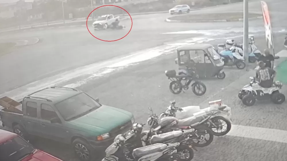 Kamyonetle çarpışıp motosikletiyle 25 metre sürüklendi, kask sayesinde hayata tutundu