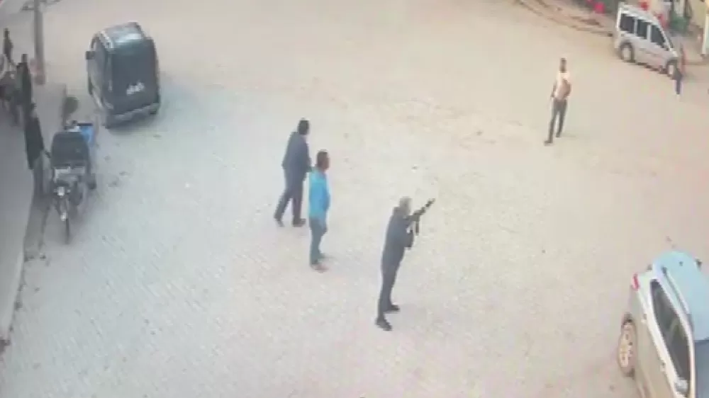 Kendisine silah doğrultan adamın üzerine yürüyüp bıçakla öldürdü
