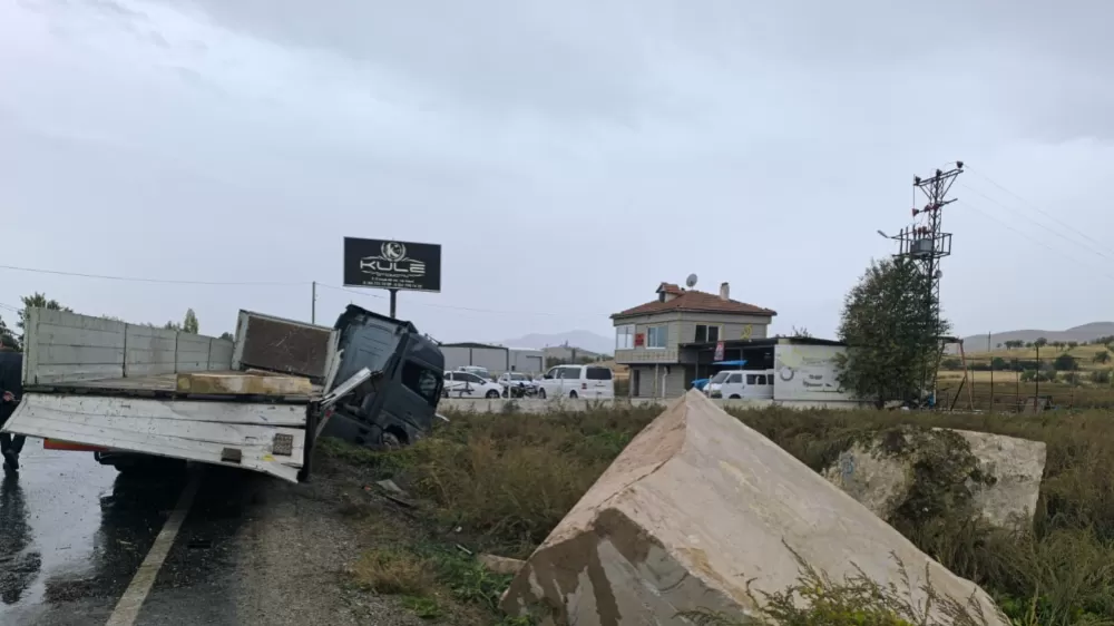 Mermer yüklü tırın metrelerce kaydığı anlar güvenlik kamerasında