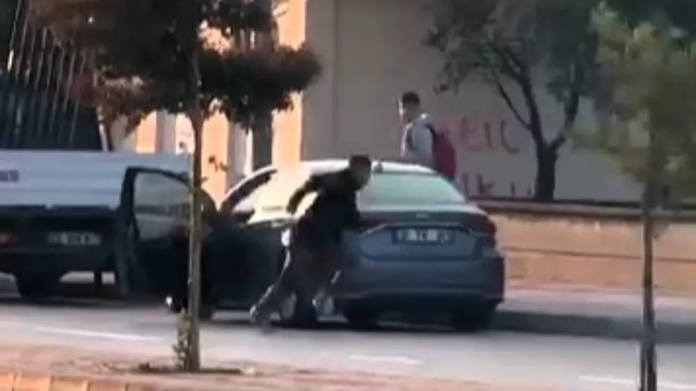 Okul müdürünü üç çocuğunun gözü önünde vurduğu anları kayda aldırdı