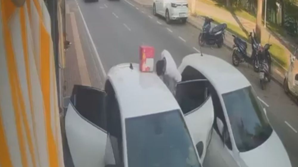 Otomobilden malzeme indiren market çalışanına araba çarptı