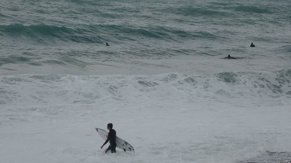 Sağanak ve fırtına alarmı verilen Antalya'da deniz sörfçülere kaldı