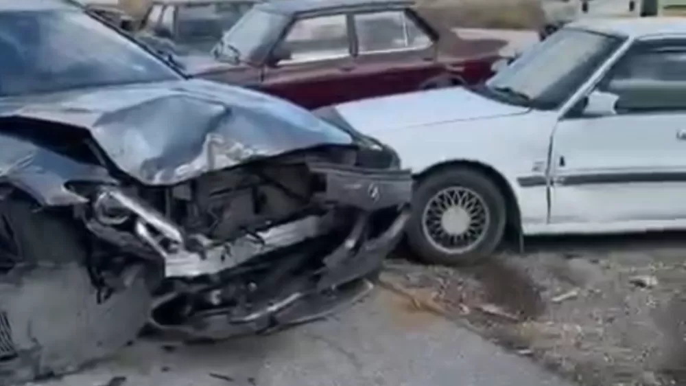 Temizlenmesi için bırakılan lüks otomobili izinsiz alıp 3 araca çarptı: 1 yaralı