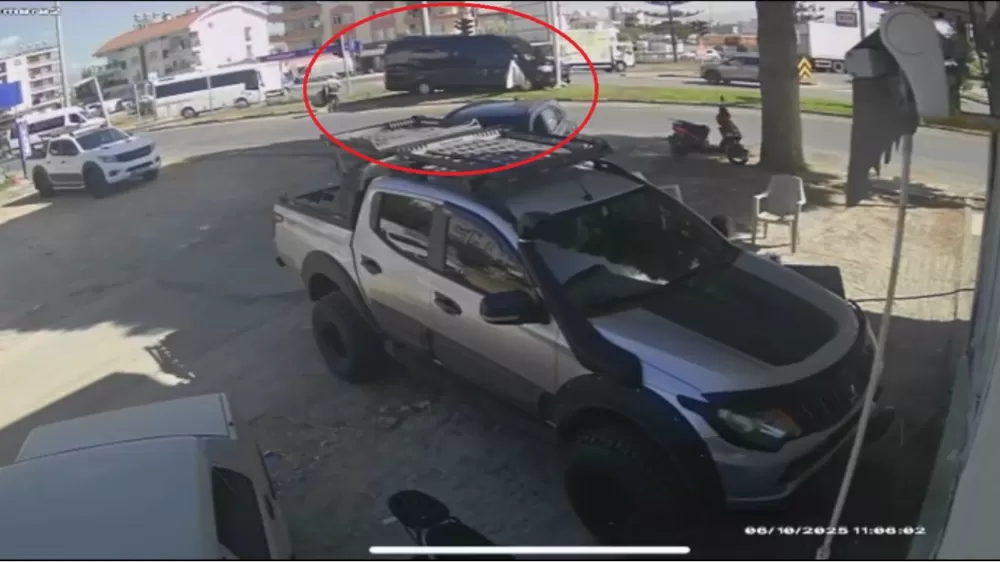 Tur minibüsü levhaya çarptı, temizlik işçisi saniyelerle ölümden döndü